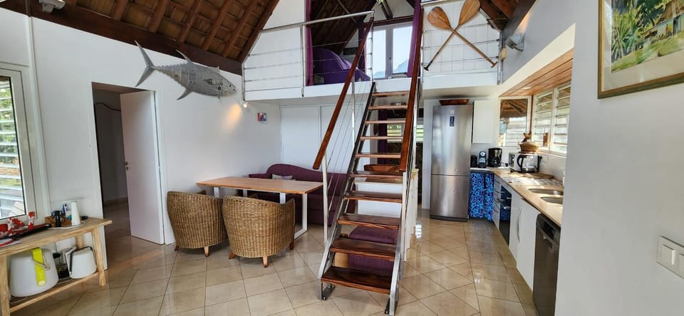 Kitchen or kitchenette, Living room, Seating area, Dining area