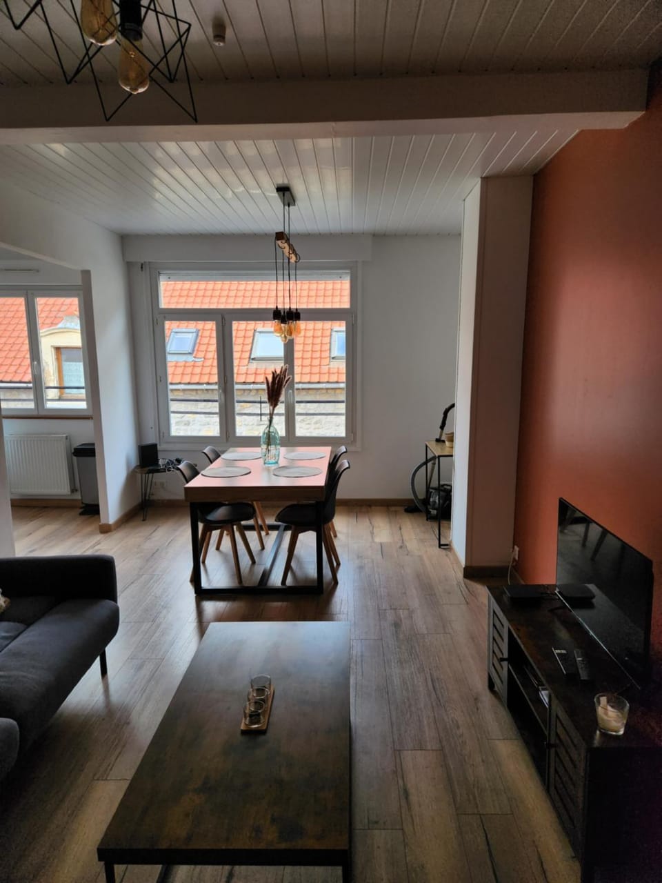 TV and multimedia, Living room, Seating area, Dining area