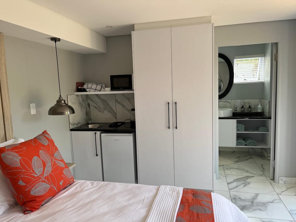 Kitchen or kitchenette, minibar