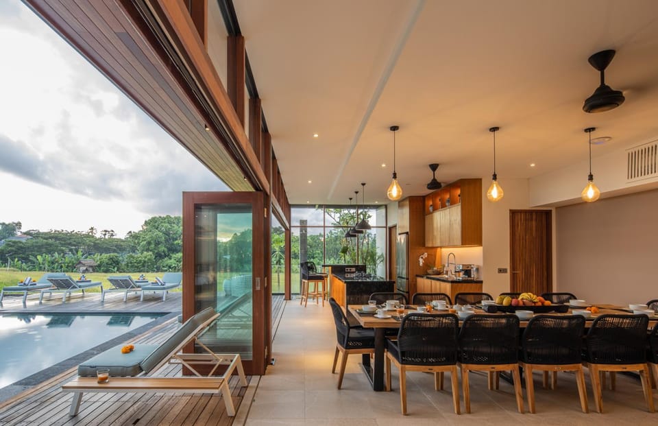Enchanting 6BR Villa, Breathtaking Vistas Canggu Villa in North Kuta