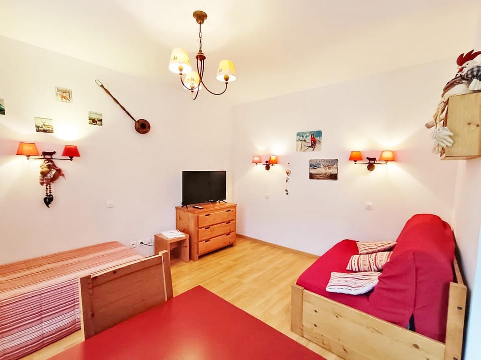 Bed, TV and multimedia, Living room, Seating area