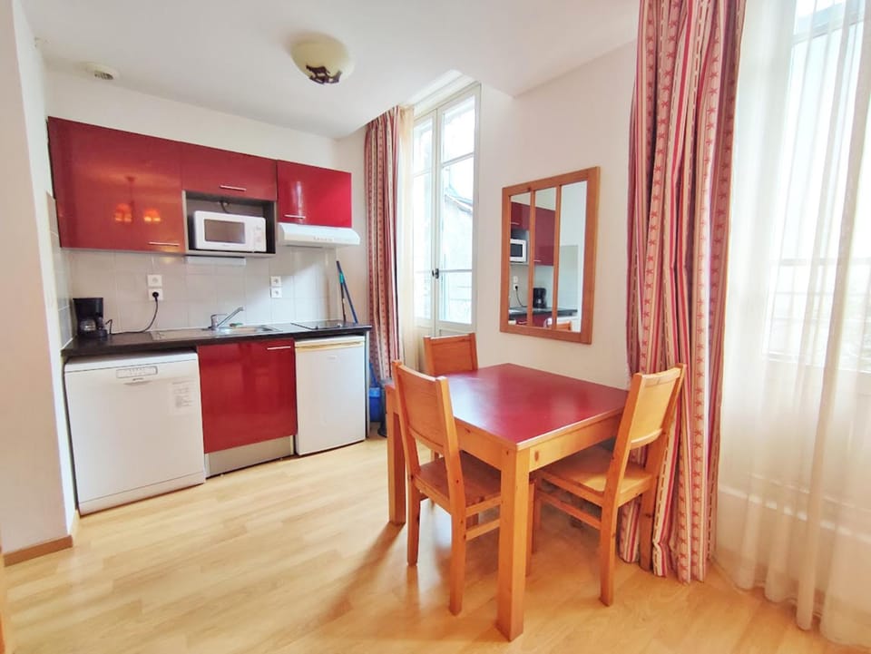 Kitchen or kitchenette, Dining area, minibar, stove, toaster
