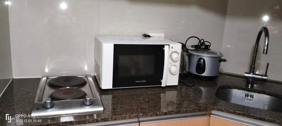 Kitchen or kitchenette, minibar