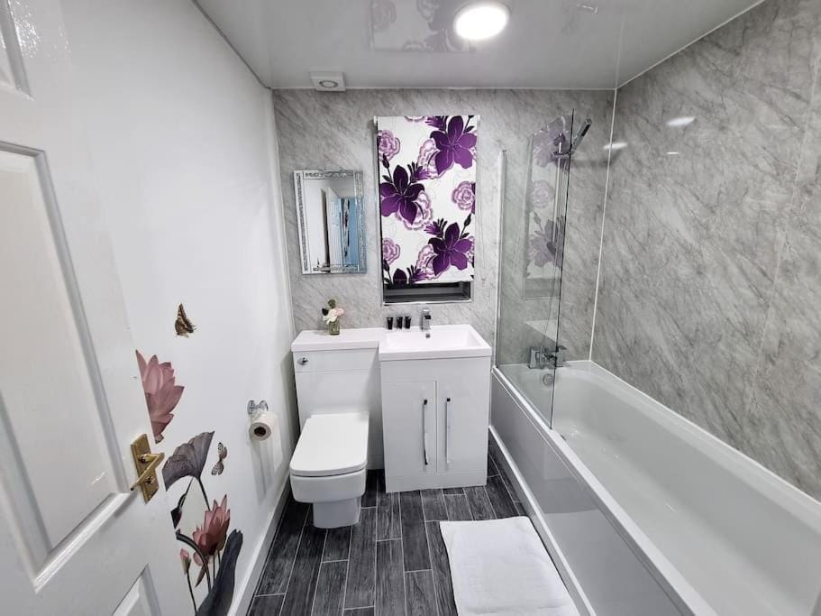 *5SM* Setup for your most relaxed & amazing stay + Free Parking + Free Fast WiFi * House in Leeds