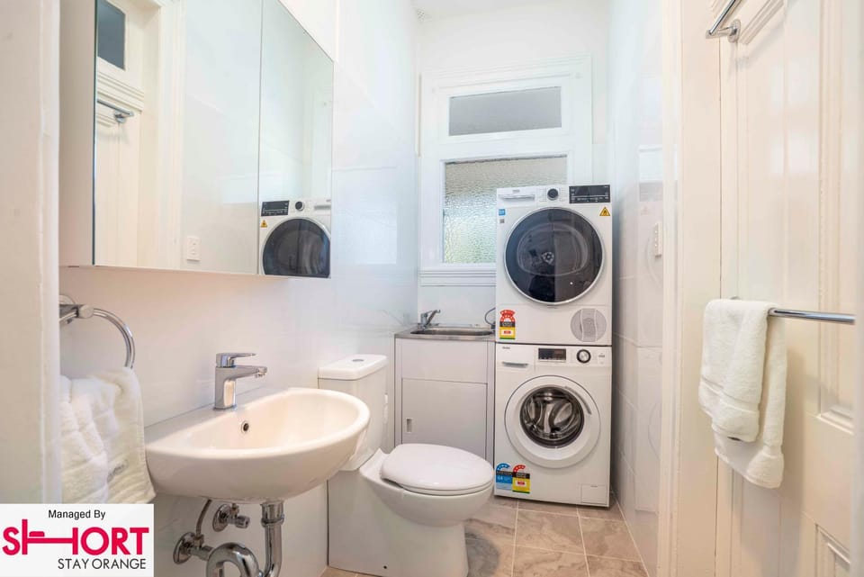 Toilet, Bathroom, towels, washing machine, dryer