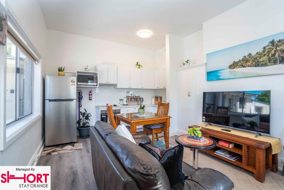 TV and multimedia, Kitchen or kitchenette, Living room, Dining area, oven