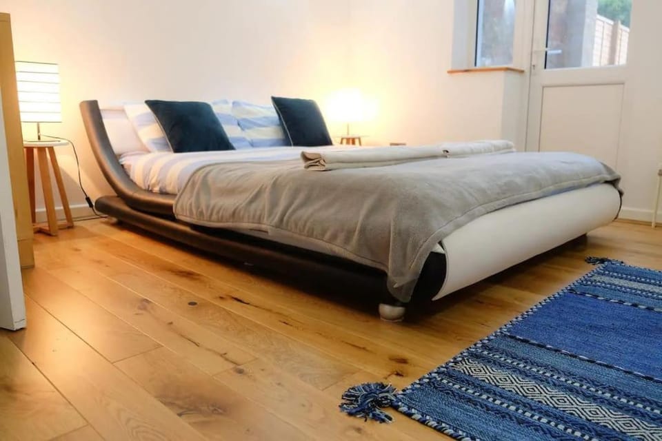 Spacious two bedroom, two bathroom Beach Nest with garden Apartment in Hastings
