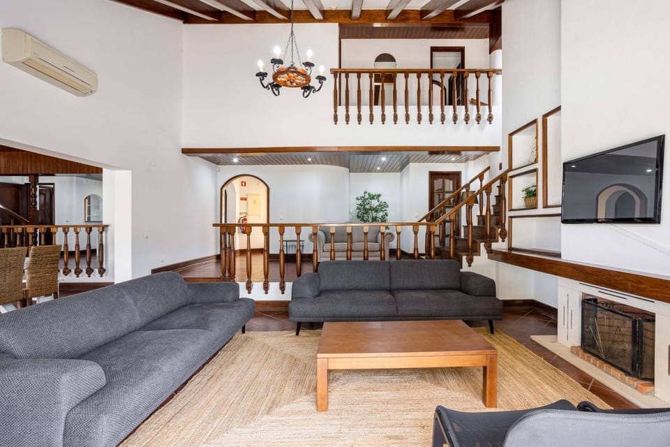 Home Out Vila do Lince - 8 Ensuite, Heated Pool & Gym - Marina Vilamoura Villa in Quarteira