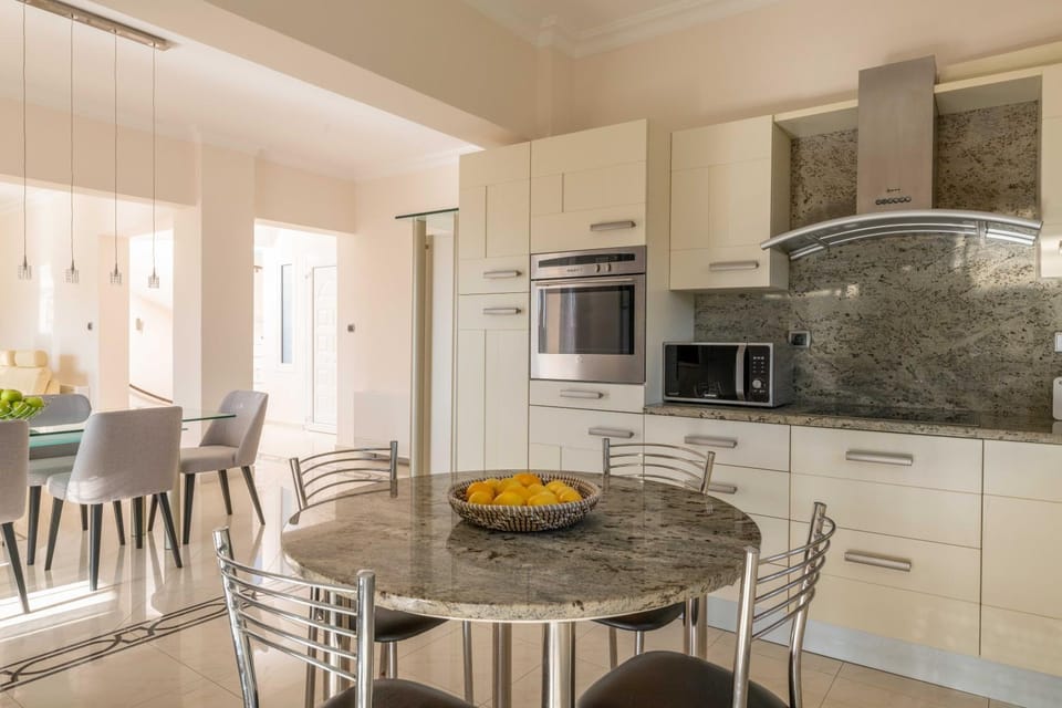 Kitchen or kitchenette, Dining area, minibar, pet friendly, stove