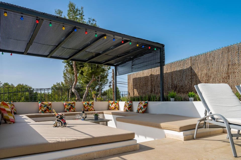 Day, Garden, Balcony/Terrace, Seating area, Pool view, Swimming pool, sunbed