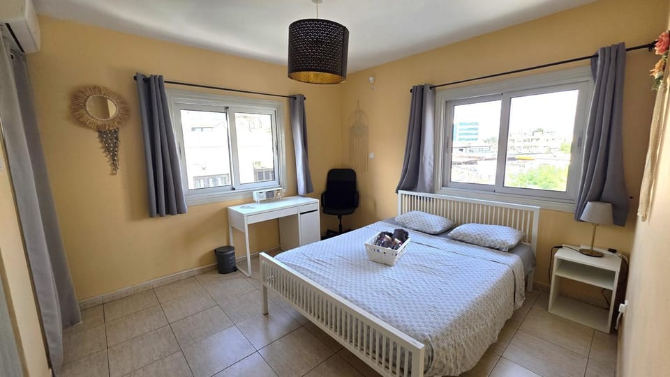 Bed, Photo of the whole room, Seating area, Bedroom, towels