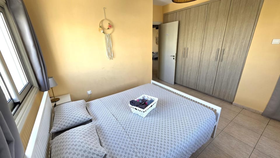 Bed, Bedroom, towels, wardrobe