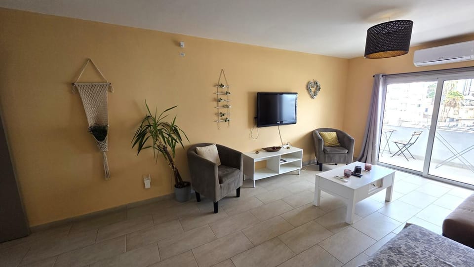 Communal lounge/ TV room, TV and multimedia, Living room, Seating area, air conditioner