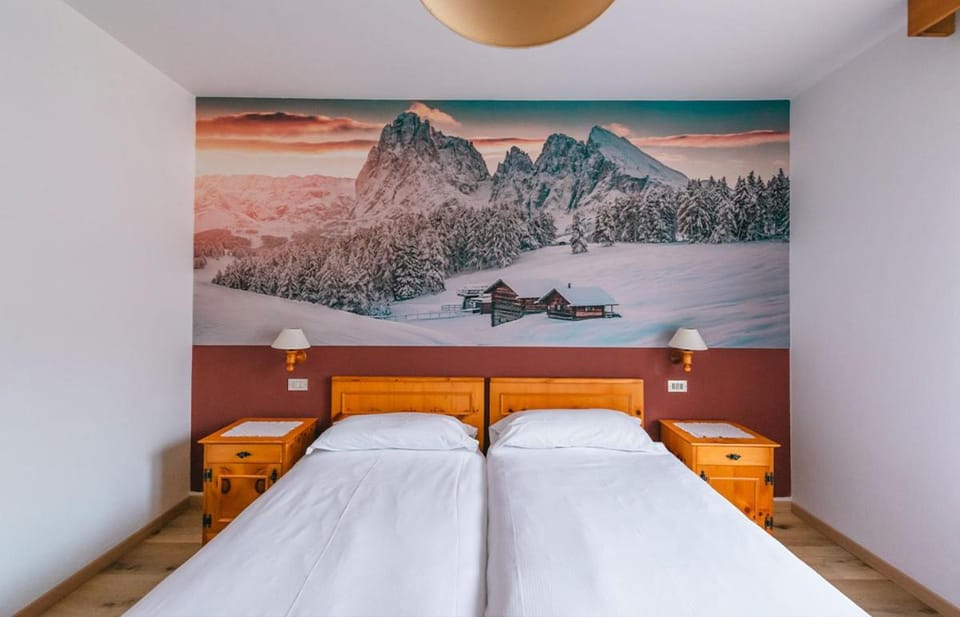 Bed, Natural landscape, Photo of the whole room, Bedroom, Mountain view