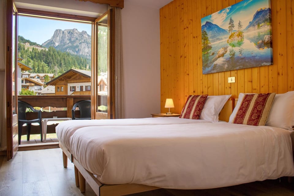 Natural landscape, Bedroom, Mountain view