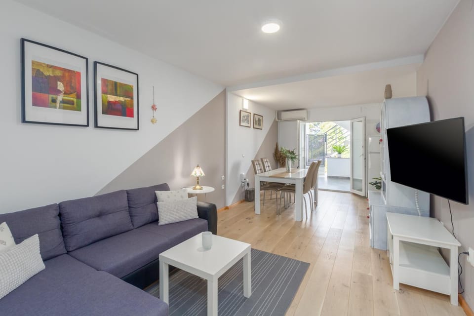 TV and multimedia, Living room, Seating area, Dining area