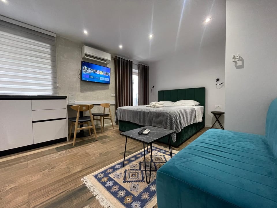 Bed, TV and multimedia, Kitchen or kitchenette, Living room, Seating area, Dining area, Bedroom, hair dresser, air conditioner