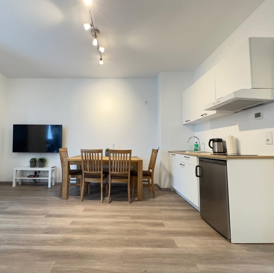 TV and multimedia, Kitchen or kitchenette, Dining area, stove