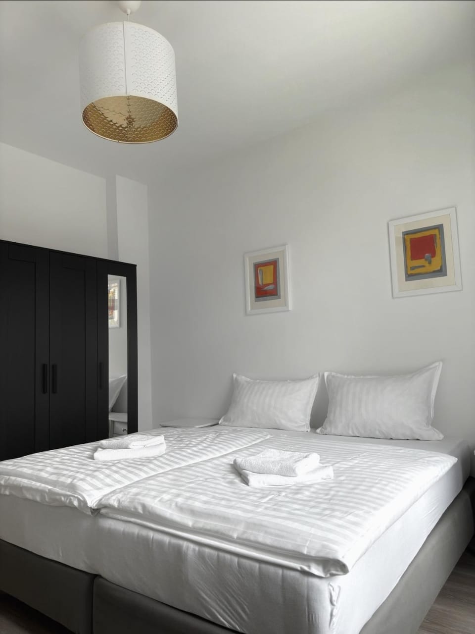 Bed, Bedroom, towels