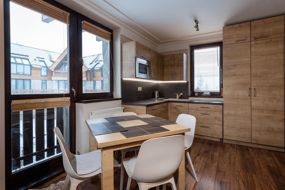 Kitchen or kitchenette, Dining area