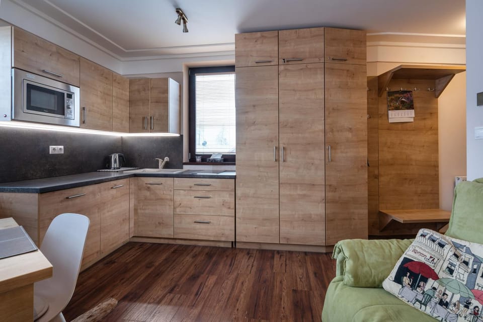 Kitchen or kitchenette, minibar, stove