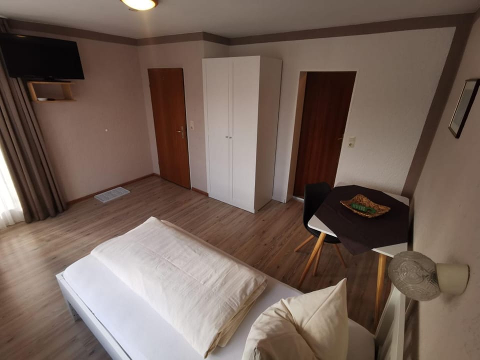 Bed, TV and multimedia, Photo of the whole room, Seating area, wardrobe