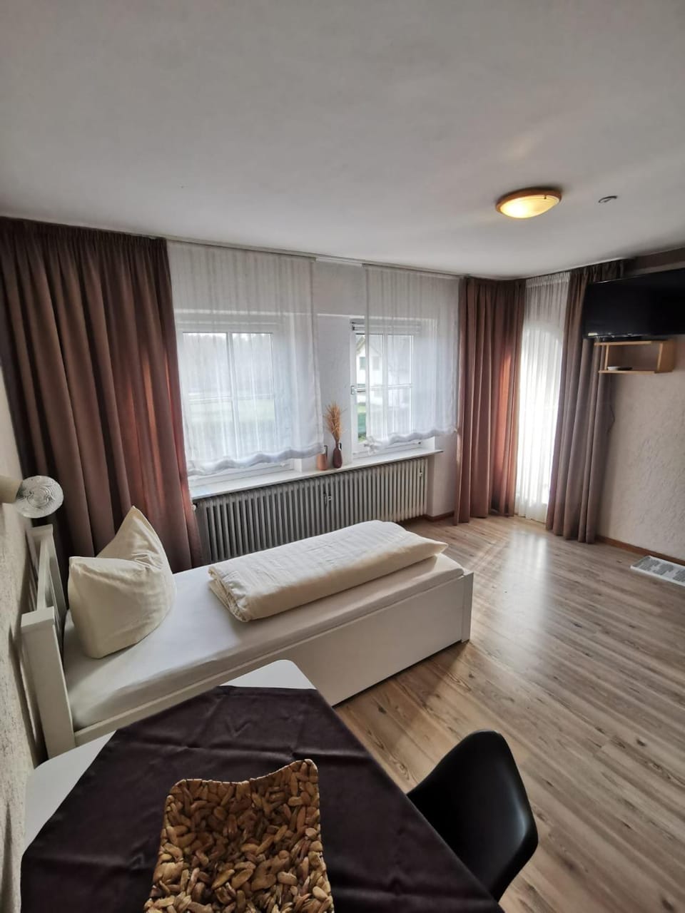 Bed, TV and multimedia, Seating area