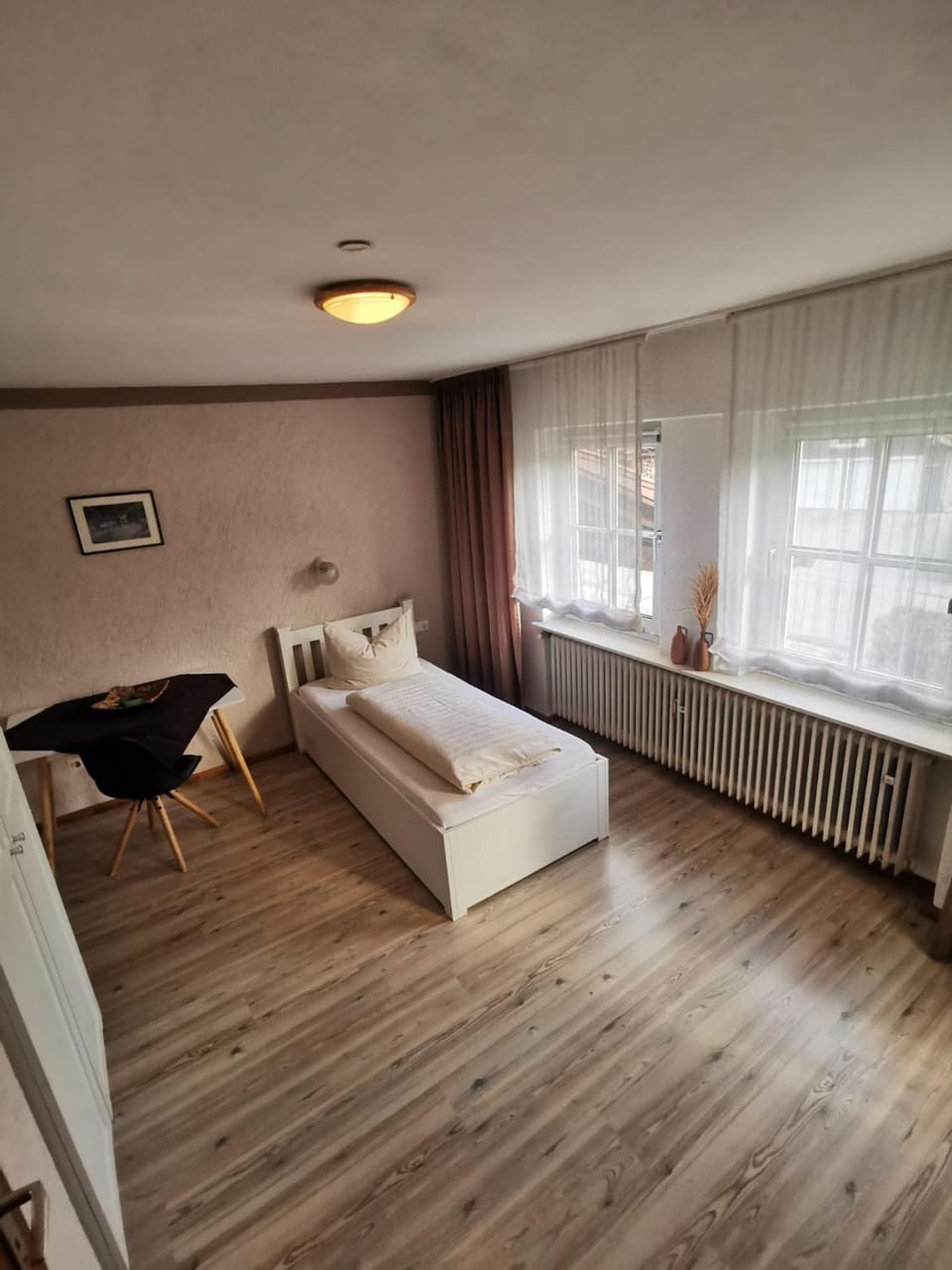 Bed, Photo of the whole room, internet