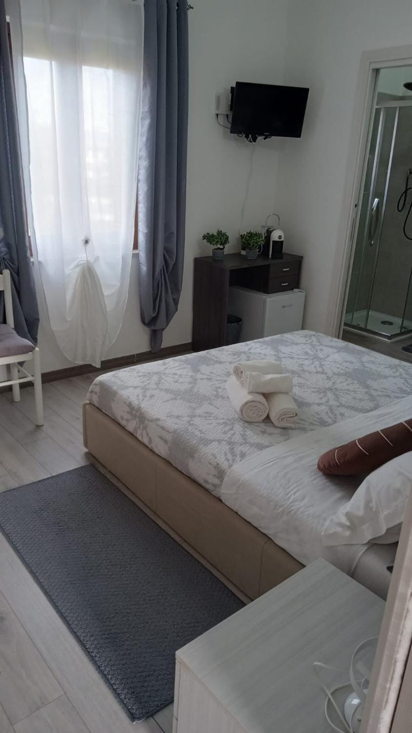 Bed, TV and multimedia, Photo of the whole room, Bedroom, towels