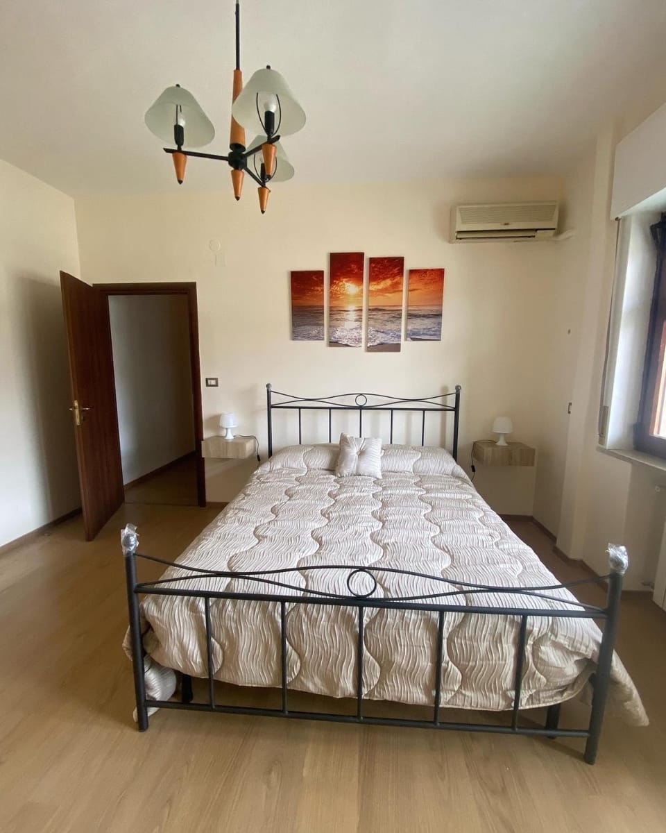 Bed, Photo of the whole room, air conditioner