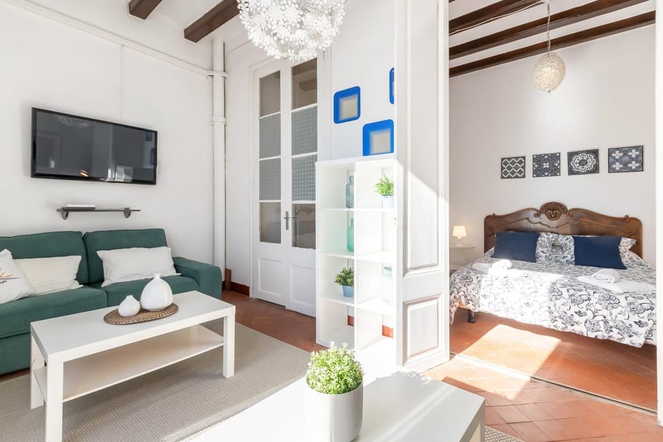 Bed, TV and multimedia, Living room