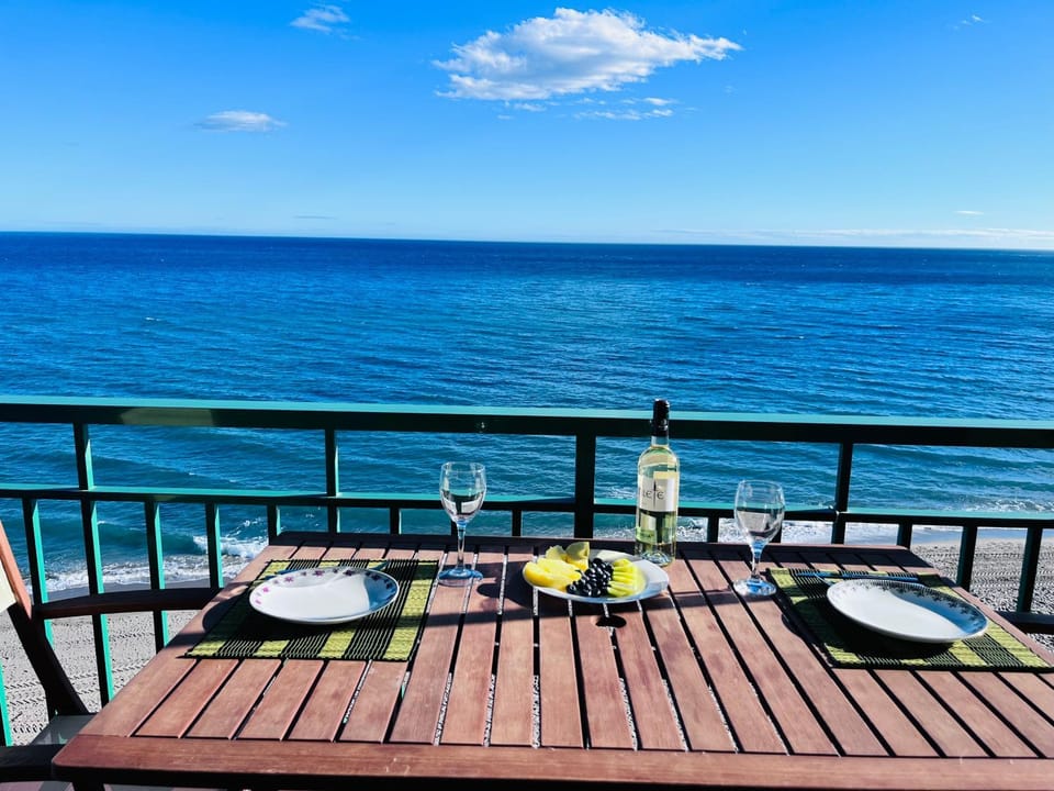 Day, Natural landscape, View (from property/room), Balcony/Terrace, Food and drinks, Dining area, Food, Sea view, Drinks