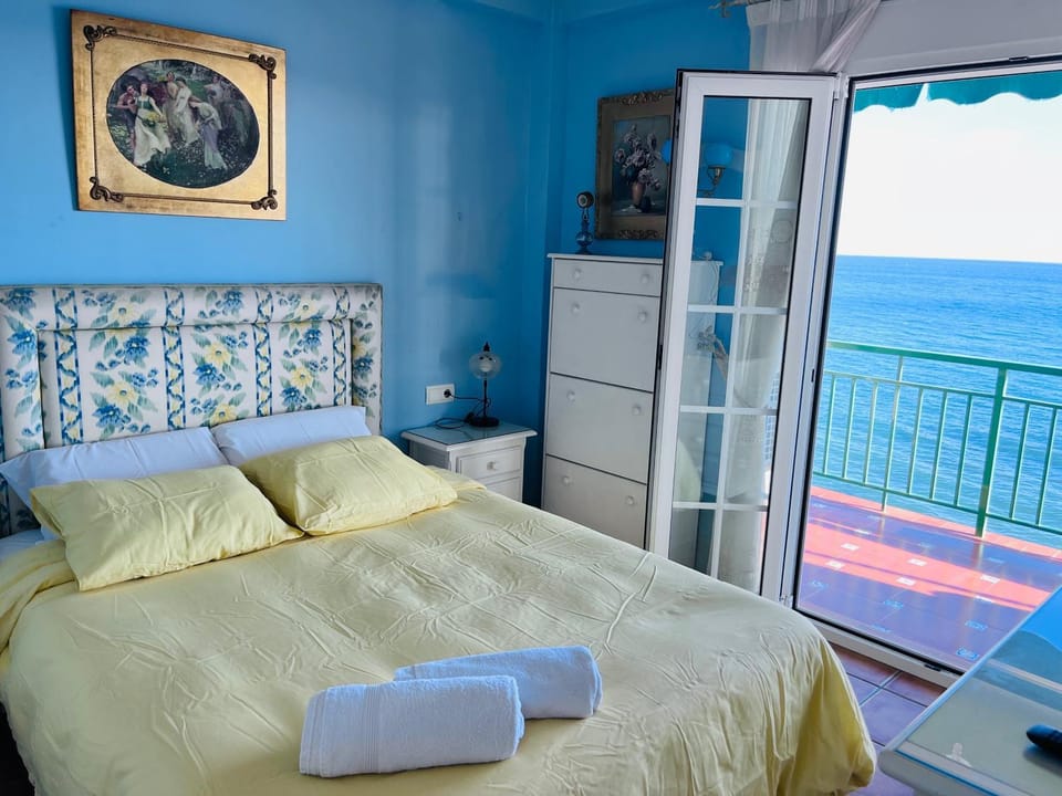 Bed, Natural landscape, Balcony/Terrace, Photo of the whole room, Bedroom, Sea view, towels