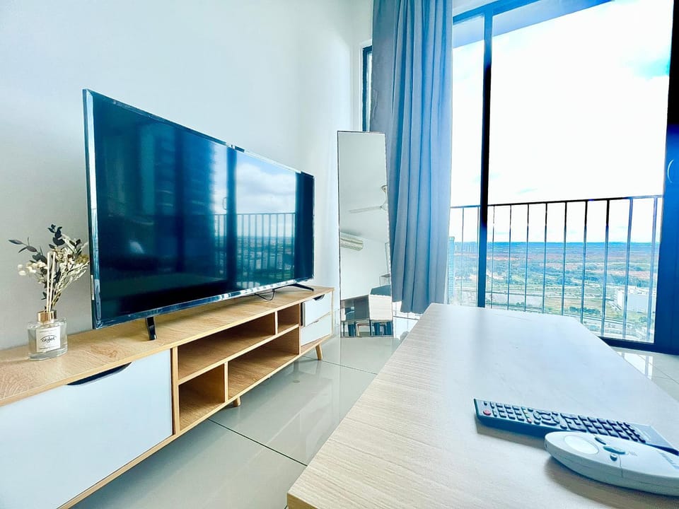 F 1-5 Pax 3bed Cozy Home Studio Trefoil Setia Alam WIFI & TV Apartment in Selangor, Malaysia