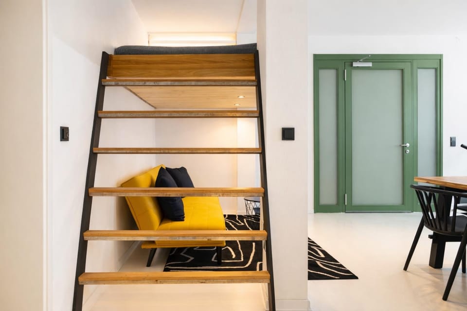 Seating area, bunk bed