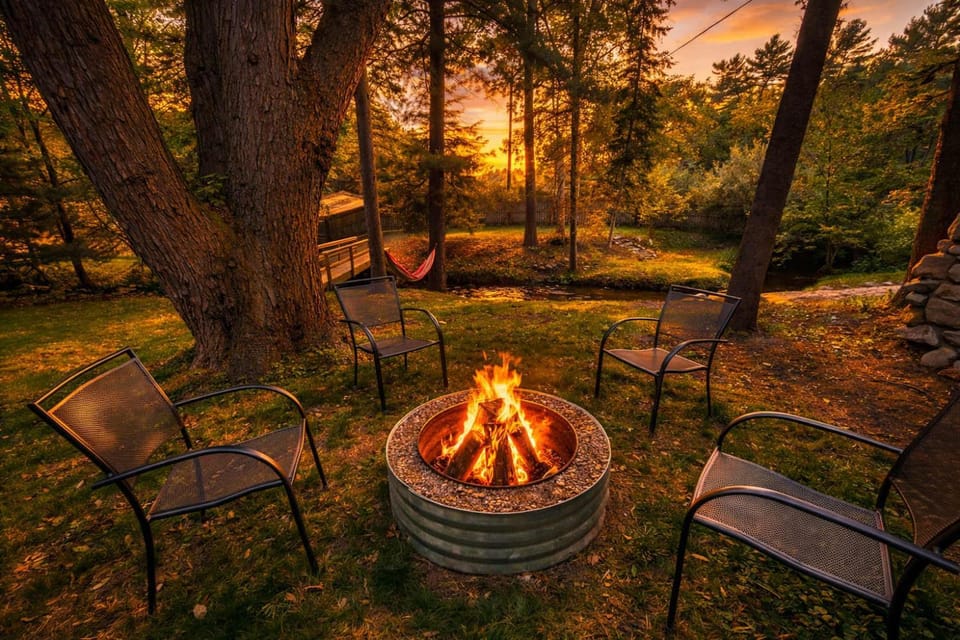 Steps to Beach-Hot Tub-Fireplace-Northern Original Chalet in Traverse City