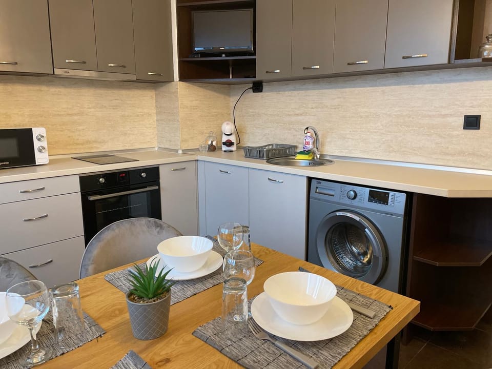 Coffee/tea facilities, Kitchen or kitchenette, Dining area, minibar, pet friendly, stove, washing machine