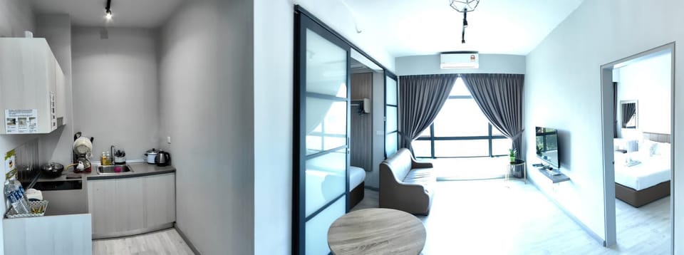 Bed, TV and multimedia, Kitchen or kitchenette, Living room, Photo of the whole room, Seating area, Bedroom