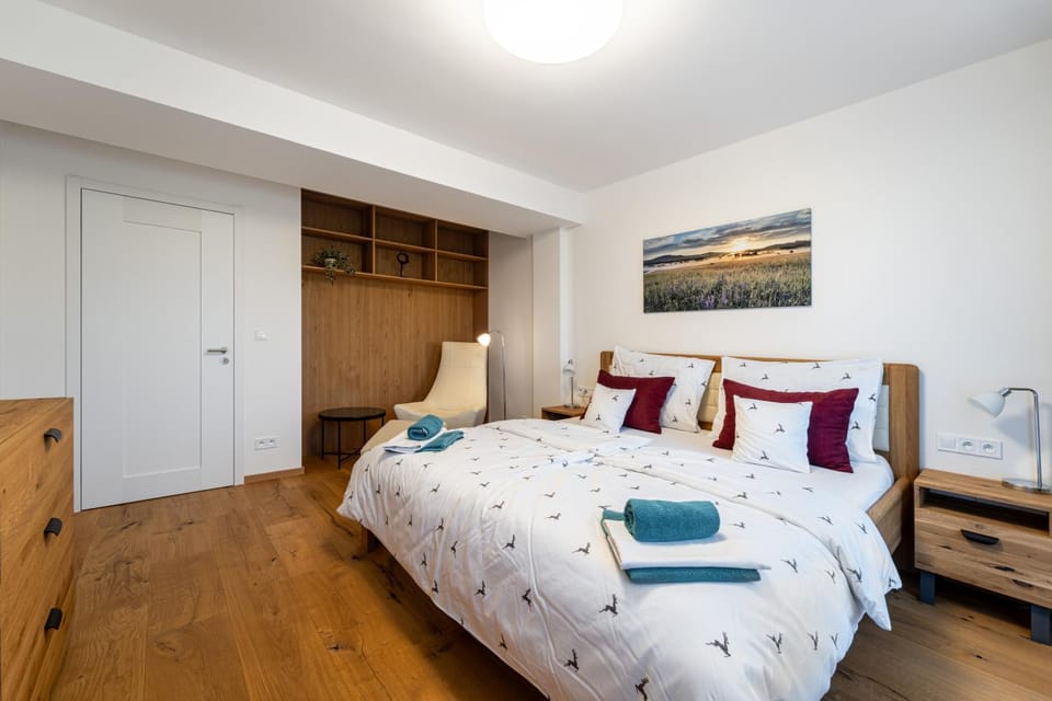 Bed, Photo of the whole room, Bedroom, towels