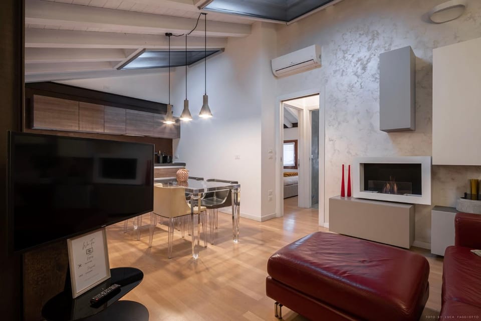 TV and multimedia, Living room, Seating area, Dining area, air conditioner