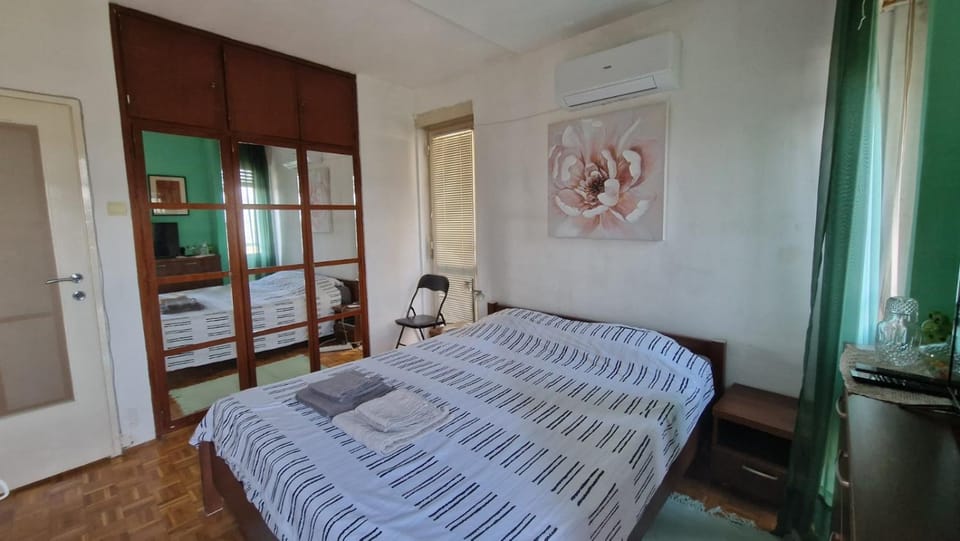 Bed, Photo of the whole room, Bedroom, air conditioner