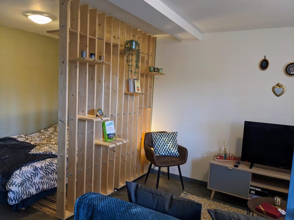 Bed, Living room