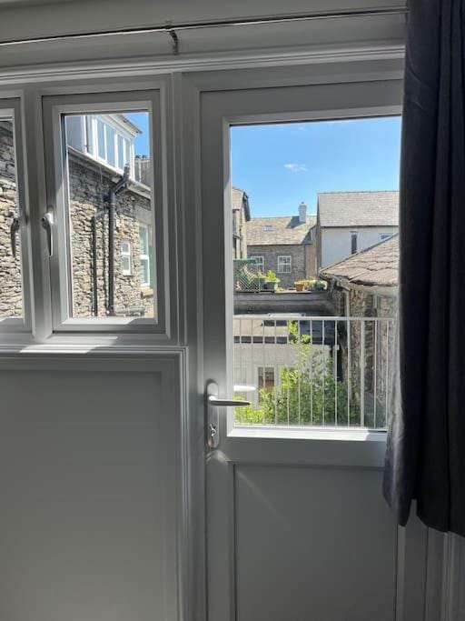 Jester Court - 2 bed apartment in the Centre of Windermere Village - FREE off-site Health Club access with Pool, Sauna, Steam Room & Gym Apartment in Windermere