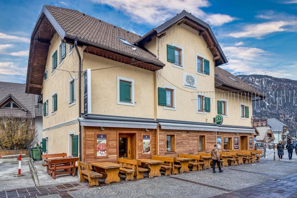 Property building, Restaurant/places to eat, Day, Natural landscape, Winter, Mountain view