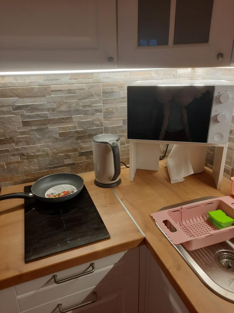 Kitchen or kitchenette, minibar