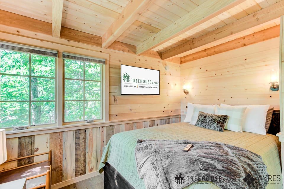Bed, TV and multimedia, Bedroom