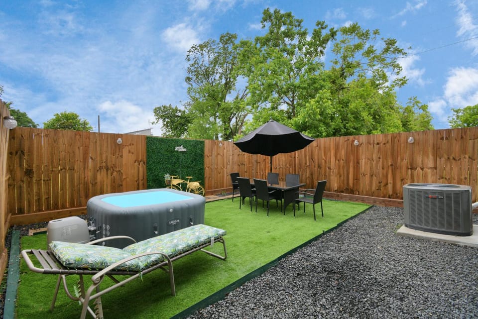 Blissful Getaway Home with Hot Tub & Backyard Near Downtown House in Houston
