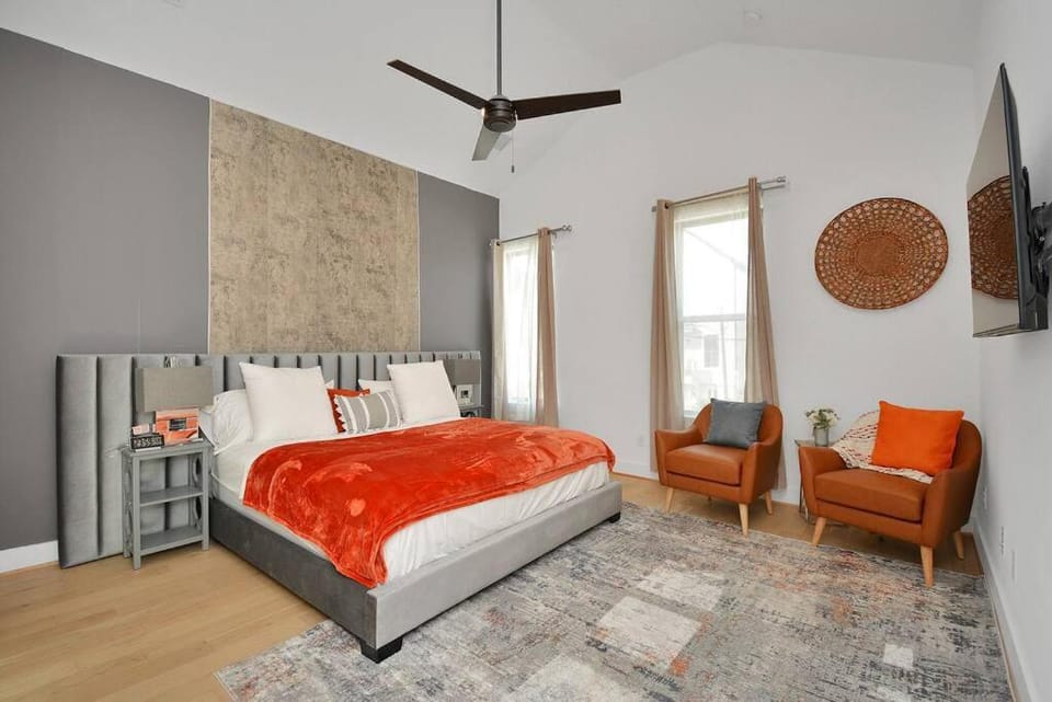 Blissful Getaway Home with Hot Tub & Backyard Near Downtown House in Houston