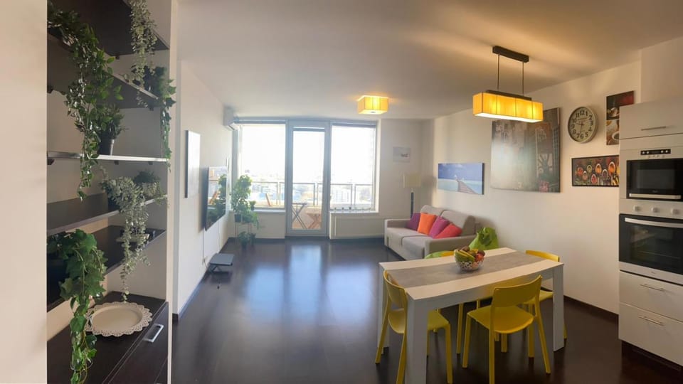 TV and multimedia, Living room, Seating area, Dining area
