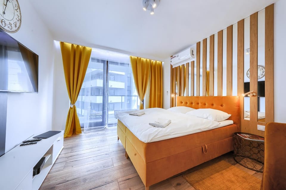 Bed, TV and multimedia, Bedroom, towels
